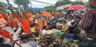 Ranchi BJP Office Protest: रांची में भाजपा कार्यालय घेराव के दौरान कांग्रेस-BJP कार्यकर्ताओं ने एक-दूसरे पर फेंके अंडे-टमाटर Ranchi BJP Office Protest: रांची में भाजपा कार्यालय घेराव के दौरान कांग्रेस-BJP कार्यकर्ताओं ने एक-दूसरे पर फेंके अंडे-टमाटर