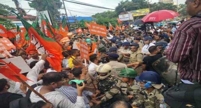 Ranchi BJP Office Protest: रांची में भाजपा कार्यालय घेराव के दौरान कांग्रेस-BJP कार्यकर्ताओं ने एक-दूसरे पर फेंके अंडे-टमाटर Ranchi BJP Office Protest: रांची में भाजपा कार्यालय घेराव के दौरान कांग्रेस-BJP कार्यकर्ताओं ने एक-दूसरे पर फेंके अंडे-टमाटर