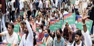 AJSU Lok Bhavan March: JPSC-JSSC विवाद के बीच आजसू का बड़ा प्रदर्शन, राज्यपाल को सौंपा ज्ञापन AJSU Lok Bhavan March