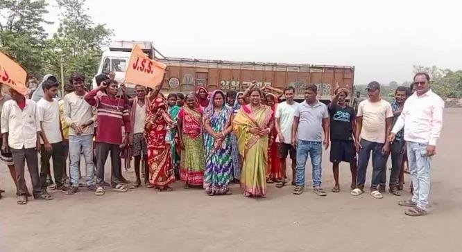 Chapapur Colliery Protest: चापापुर कोलयरी में सुरक्षा व्यवस्था पर बवाल, जिप सदस्य पिंकी मरांडी ने रोकी ट्रांसपोर्टिंग Chapapur Colliery Protest: चापापुर कोलयरी में सुरक्षा व्यवस्था पर बवाल, जिप सदस्य पिंकी मरांडी ने रोकी ट्रांसपोर्टिंग