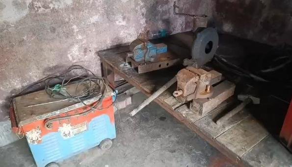 Ramgarh Illegal Arms Factory: रामगढ़ में घर के अंदर चल रही थी अवैध हथियार फैक्ट्री! पुलिस की रेड में हुआ बड़ा खुलासा 1 Ramgarh Illegal Arms Factory: रामगढ़ में घर के अंदर चल रही थी अवैध हथियार फैक्ट्री! पुलिस की रेड में हुआ बड़ा खुलासा 1