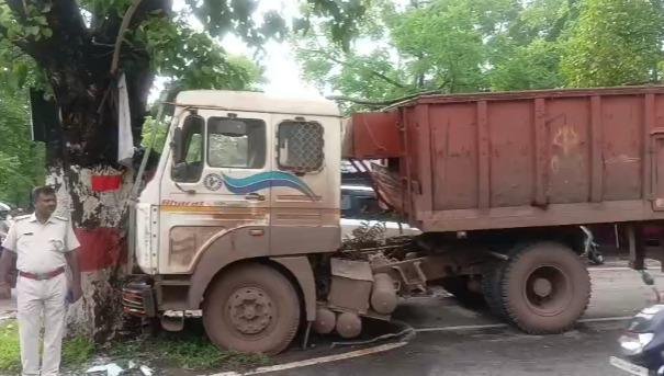 Jamshedpur Truck Accident: जमशेदपुर में बड़ा सड़क हादसा टला! ट्रक चालक की सूझबूझ से बचीं कई जानें Jamshedpur Truck Accident: जमशेदपुर में बड़ा सड़क हादसा टला! ट्रक चालक की सूझबूझ से बचीं कई जानें