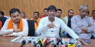Dhanbad News: धनबाद में आरोपों की सियासत तेज, ढुल्लू महतो ने अरूप चटर्जी पर साधा निशाना