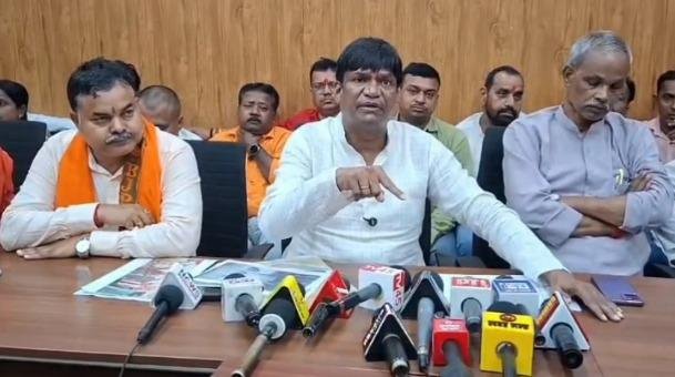 Dhanbad News: धनबाद में आरोपों की सियासत तेज, ढुल्लू महतो ने अरूप चटर्जी पर साधा निशाना Dhanbad News: धनबाद में आरोपों की सियासत तेज, ढुल्लू महतो ने अरूप चटर्जी पर साधा निशाना
