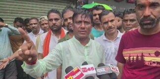 Baghmara Waterlogging Protest: पंचगढ़ी बाजार में जलजमाव पर फूटा गुस्सा, विधायक शत्रुघ्न महतो समर्थकों संग सड़क पर बैठे Baghmara Waterlogging Protest: पंचगढ़ी बाजार में जलजमाव पर फूटा गुस्सा, विधायक शत्रुघ्न महतो समर्थकों संग सड़क पर बैठे 2