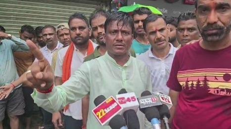Baghmara Waterlogging Protest: पंचगढ़ी बाजार में जलजमाव पर फूटा गुस्सा, विधायक शत्रुघ्न महतो समर्थकों संग सड़क पर बैठे 2 Baghmara Waterlogging Protest: पंचगढ़ी बाजार में जलजमाव पर फूटा गुस्सा, विधायक शत्रुघ्न महतो समर्थकों संग सड़क पर बैठे 2
