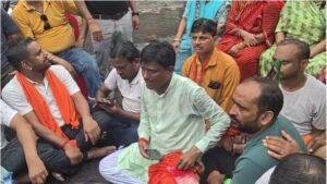 Baghmara Waterlogging Protest: पंचगढ़ी बाजार में जलजमाव पर फूटा गुस्सा, विधायक शत्रुघ्न महतो समर्थकों संग सड़क पर बैठे | 22Scope News Baghmara Waterlogging Protest: पंचगढ़ी बाजार में जलजमाव पर फूटा गुस्सा, विधायक शत्रुघ्न महतो समर्थकों संग सड़क पर बैठे 1