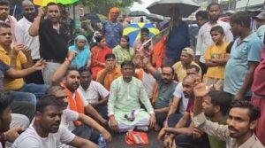Baghmara Waterlogging Protest: पंचगढ़ी बाजार में जलजमाव पर फूटा गुस्सा, विधायक शत्रुघ्न महतो समर्थकों संग सड़क पर बैठे | 22Scope News Baghmara Waterlogging Protest: पंचगढ़ी बाजार में जलजमाव पर फूटा गुस्सा, विधायक शत्रुघ्न महतो समर्थकों संग सड़क पर बैठे