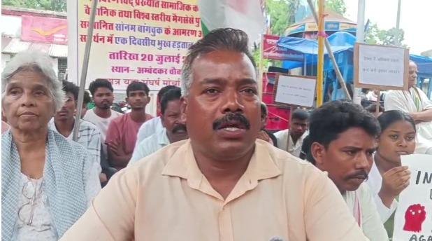 Chatra Sonam Wangchuk Protest: चतरा में सोनम वांगचुक के समर्थन में छात्रों का सत्याग्रह, सरकार पर लगाए गंभीर आरोप 2 Chatra Sonam Wangchuk Protest: चतरा में सोनम वांगचुक के समर्थन में छात्रों का सत्याग्रह, सरकार पर लगाए गंभीर आरोप 2