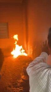 Dhanbad School Gas Cylinder Fire: धनबाद के स्कूल में एमडीएम बनाते समय गैस सिलेंडर में लगी आग, बच्चों में मची अफरा-तफरी | 22Scope News Dhanbad School Gas Cylinder Fire 1