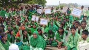 Chutaru High School Land Dispute: स्कूल की जमीन पर किसने चलाया हल? सड़क पर उतर आए छात्र, प्रशासन में मचा हड़कंप | 22Scope News Chutaru High School Land Dispute 3