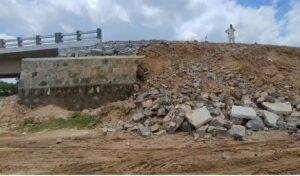 Deoghar Bridge Wall Collapse: मुख्यमंत्री ग्राम सेतु योजना के पुल में बड़ी गड़बड़ी? ग्रामीणों ने खोली पोल | 22Scope News Deoghar Bridge Wall Collapse 1
