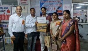Jamshedpur Blood Donation Camp: जमशेदपुर में रक्तदान शिविर में उमड़ी भीड़, हर डोनर को मिला खास तोहफा | 22Scope News Jamshedpur Blood Donation Camp 3