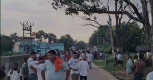 Dhanbad Crime: बस्ती में हमले के बाद उग्र हुए ग्रामीण, आरोपी को लेकर पुलिस और लोगों के बीच घंटों तनातनी | 22Scope News Dhanbad Crime 1