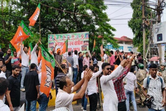 NEET Paper Leak Protest: कांग्रेस के BJP कार्यालय घेराव से पहले बढ़ा तनाव, पुलिस ने की बैरिकेडिंग और सुरक्षा व्यवस्था मजबूत