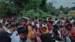 Dhanbad Crime: बस्ती में हमले के बाद उग्र हुए ग्रामीण, आरोपी को लेकर पुलिस और लोगों के बीच घंटों तनातनी | 22Scope News Dhanbad Crime 2
