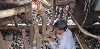 Chaibasa News: मनोहरपुर रेलवे क्रॉसिंग पर अचानक दो हिस्सों में बंटी मालगाड़ी, जानिए फिर क्या हुआ Chaibasa News: मनोहरपुर रेलवे क्रॉसिंग पर अचानक दो हिस्सों में बंटी मालगाड़ी, जानिए फिर क्या हुआ