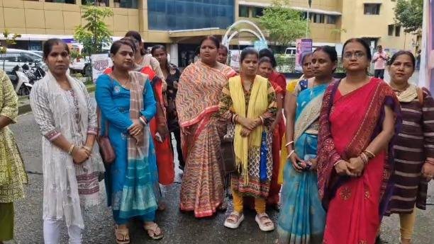 JSLPS Women Protest: जमशेदपुर में JSLPS पर महिलाओं का हल्ला बोल, अनियमितताओं के आरोपों से मचा हड़कंप JSLPS Women Protest: जमशेदपुर में JSLPS पर महिलाओं का हल्ला बोल, अनियमितताओं के आरोपों से मचा हड़कंप