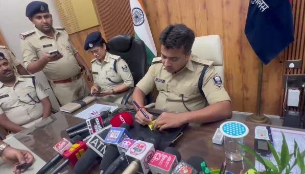 Siwan Fake Currency Factory: महिला के घर में चल रही थी नोट छापने की फैक्ट्री! पुलिस ने खोला करोड़ों के खेल का राज Siwan Fake Currency Factory: महिला के घर में चल रही थी नोट छापने की फैक्ट्री! पुलिस ने खोला करोड़ों के खेल का राज
