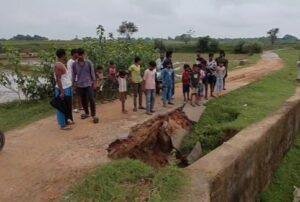Jamtara Damaged Road: जामताड़ा की इस सड़क ने बढ़ाई मुश्किलें! स्कूल जाने वाले बच्चों पर मंडरा रहा हादसे का खतरा | 22Scope News Jamtara Damaged Road 1