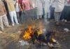 Jamtara Students Protest: जामताड़ा में छात्रों का फूटा गुस्सा, शिक्षा मंत्री का पुतला जलाकर सरकार के खिलाफ नारेबाजी Jamtara Students Protest 3