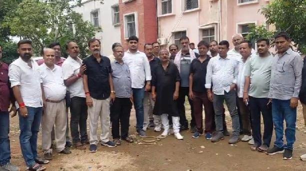 Dhanbad Royalty Rule: रॉयल्टी चालान के नए नियम पर बवाल, आखिर क्यों टेंडर प्रक्रिया से दूर हुए संवेदक? Dhanbad Royalty Rule: रॉयल्टी चालान के नए नियम पर बवाल, आखिर क्यों टेंडर प्रक्रिया से दूर हुए संवेदक?