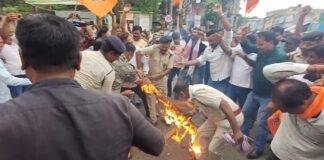 Jamtara BJP Protest: जामताड़ा में विरोध प्रदर्शन ने लिया उग्र रूप, आखिर पुतला दहन को लेकर क्यों हुआ विवाद? Jamtara BJP Protest: जामताड़ा में विरोध प्रदर्शन ने लिया उग्र रूप, आखिर पुतला दहन को लेकर क्यों हुआ विवाद?