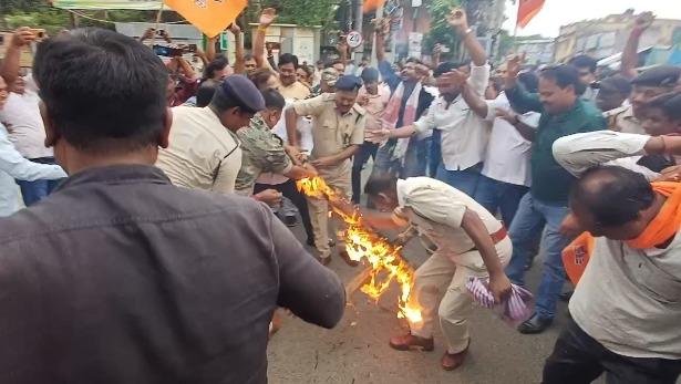 Jamtara BJP Protest: जामताड़ा में विरोध प्रदर्शन ने लिया उग्र रूप, आखिर पुतला दहन को लेकर क्यों हुआ विवाद? Jamtara BJP Protest: जामताड़ा में विरोध प्रदर्शन ने लिया उग्र रूप, आखिर पुतला दहन को लेकर क्यों हुआ विवाद?