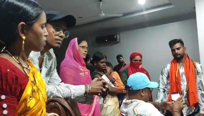 Jharkhand Steel Accident: फैक्ट्री दुर्घटना के बाद बढ़ा दबाव, पीड़ितों के हक के लिए बनी रणनीति Jharkhand Steel Accident: फैक्ट्री दुर्घटना के बाद बढ़ा दबाव, पीड़ितों के हक के लिए बनी रणनीति