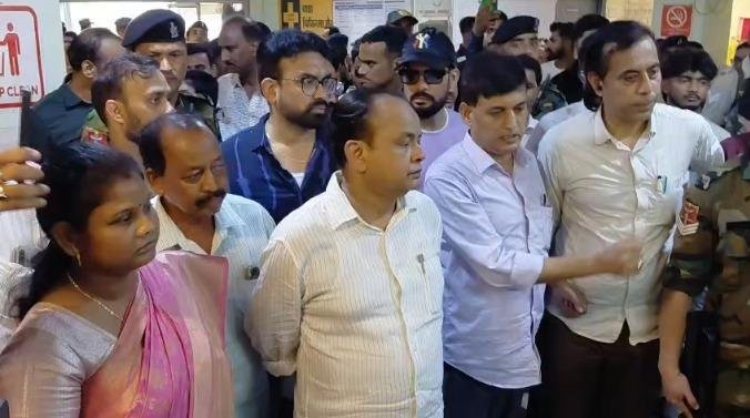 Jamtara Hospital Controversy: जामताड़ा अस्पताल विवाद ने लिया राजनीतिक मोड़, स्वास्थ्य मंत्री ने भाजपा पर लगाए गंभीर आरोप Jamtara Hospital Controversy: जामताड़ा अस्पताल विवाद ने लिया राजनीतिक मोड़, स्वास्थ्य मंत्री ने भाजपा पर लगाए गंभीर आरोप