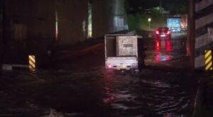 Dhanbad Underpass Waterlogging: बारिश के बाद NH-32 पर अफरा-तफरी, जान जोखिम में डालकर रॉन्ग साइड से निकले वाहन | 22Scope News Dhanbad Underpass Waterlogging 2