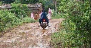 Jamshedpur Road Condition: जमशेदपुर में विकास के दावों की खुली पोल! सड़क सुधारने खुद उतरीं महिलाएं | 22Scope News Jamshedpur Road Condition: जमशेदपुर में विकास के दावों की खुली पोल! सड़क सुधारने खुद उतरीं महिलाएं 1