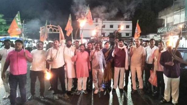 Garhwa JPSC JSSC Protest: गढ़वा में क्यों भड़के भाजयुमो कार्यकर्ता? JPSC-JSSC को लेकर बड़ा विरोध प्रदर्शन Garhwa JPSC JSSC Protest: गढ़वा में क्यों भड़के भाजयुमो कार्यकर्ता? JPSC-JSSC को लेकर बड़ा विरोध प्रदर्शन