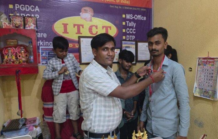 Pakur News: यूनिट टेस्ट में उत्कृष्ट प्रदर्शन करने वाले 100 छात्र-छात्राओं को किया गया सम्मानित