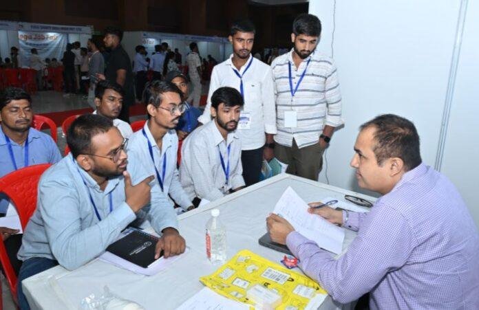 Bihar Mega Job Fair 2026: तीसरे दिन 3487 युवाओं का चयन, 100 से अधिक कंपनियां दे रहीं नौकरी