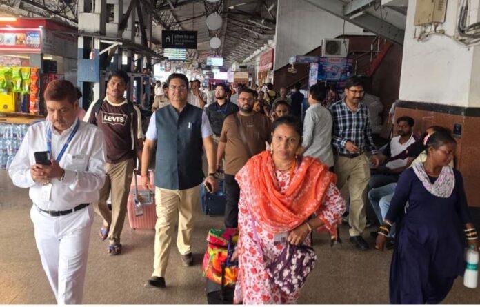 Nepal Flash Flood: बिहार सरकार ने काठमांडू में फंसे महाराष्ट्र के 100 तीर्थयात्रियों को कराया सुरक्षित रेस्क्यू