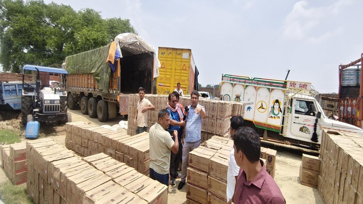 भोजपुर में बड़ी कार्रवाई, ट्रक से 8 हजार लीटर से अधिक अवैध विदेशी शराब बरामद, 2 गिरफ्तार | 22Scope News Ara Wine 1 22Scope News