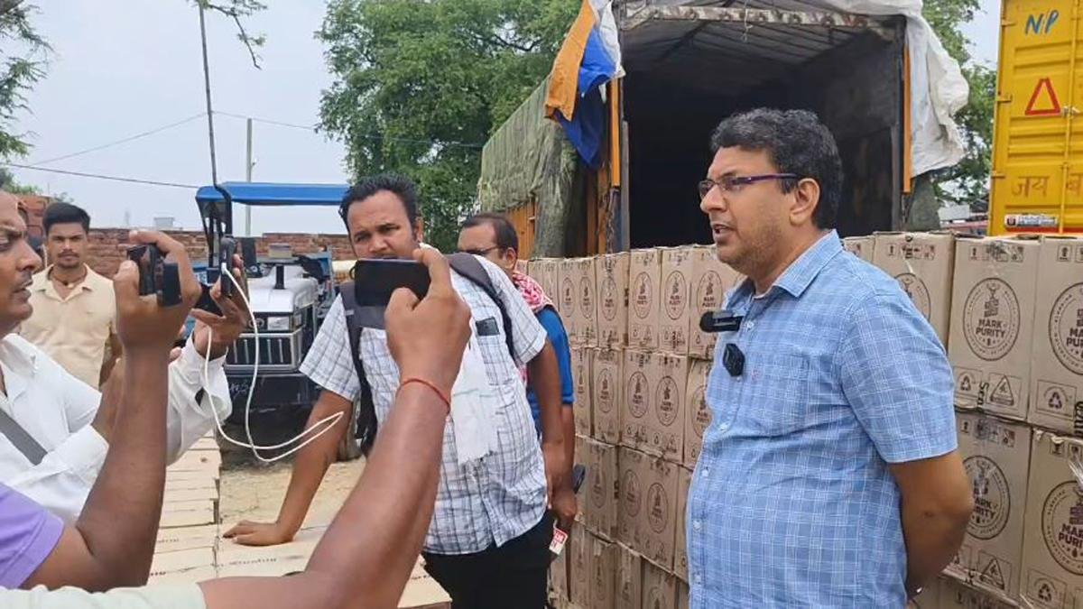 भोजपुर में बड़ी कार्रवाई, ट्रक से 8 हजार लीटर से अधिक अवैध विदेशी शराब बरामद, 2 गिरफ्तार | 22Scope News Ara Wine 2 22Scope News