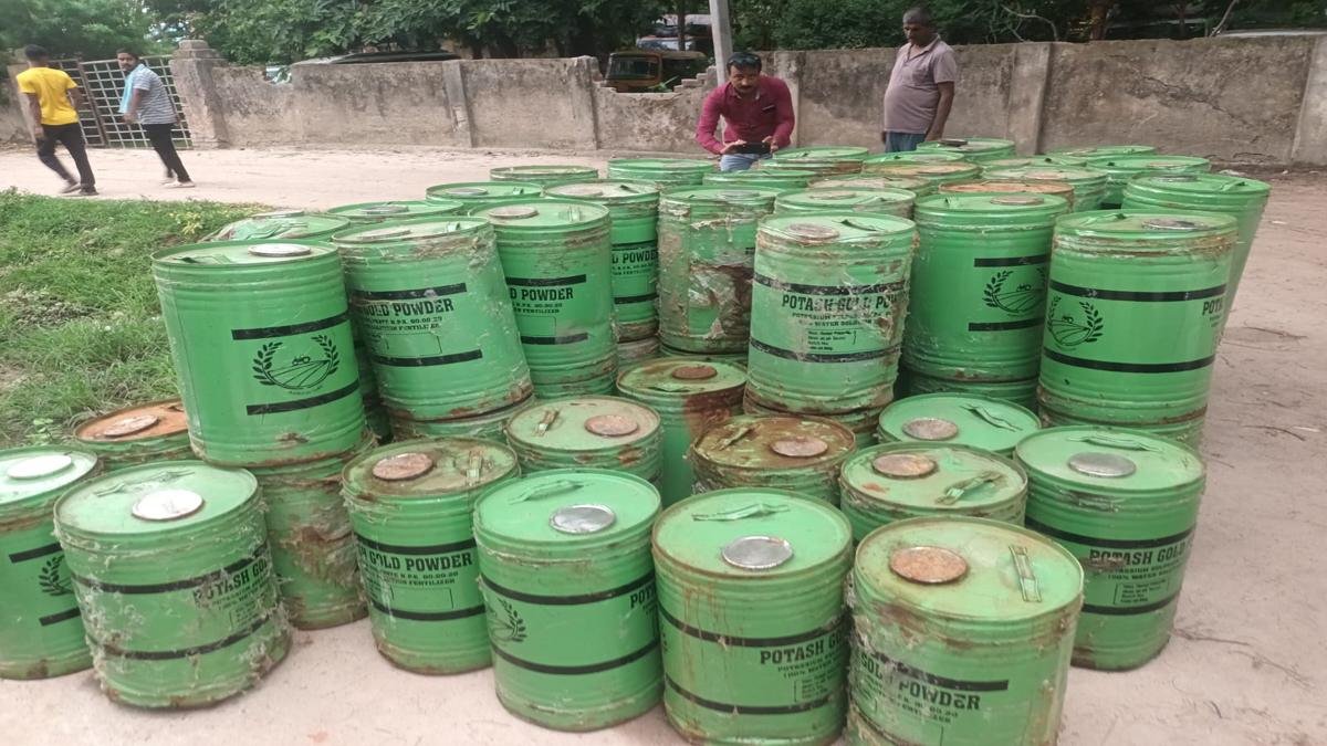 खाद की आड़ में लाई जा रही 31.53 लाख की विदेशी शराब जब्त, चालक फरार | 22Scope News Buxer Wine 1 22Scope News