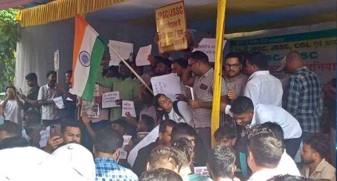 JPSC Students Protest: JPSC परीक्षा रद्द करने की मांग पर छात्रों का आंदोलन तेज, बारिश में भी डटे अभ्यर्थी