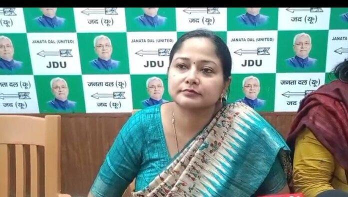 बिहार की समाज कल्याण मंत्री Shweta Gupta पटना में बयान देती हुईं