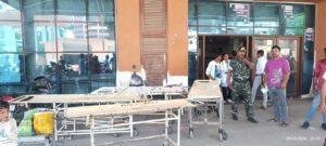 Viral Photo का सच आया सामने! अचेत बच्ची को मां ने गोद में पहुंचाया, अस्पताल ने बताया क्या हुआ