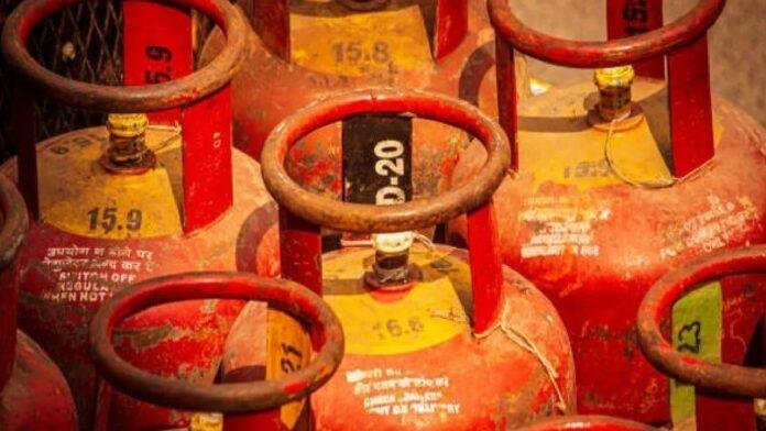 LPG Cylinder Theft: झारखंड में गैस सिलेंडर चोरी का बड़ा खुलासा, 64 सिलेंडर के साथ तीन आरोपी गिरफ्तार