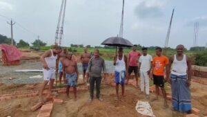 Deoghar Sub Health Centre Construction: 55 लाख के उप स्वास्थ्य केंद्र निर्माण पर ग्रामीणों का हंगामा, नींव को लेकर उठे सवाल | 22Scope News Deoghar Sub Health Centre Construction 1