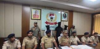 Hazaribagh Prince Khan Gang: हजारीबाग में प्रिंस खान गिरोह के 4 सदस्य गिरफ्तार, बम और धमकी भरे पर्चे बरामद Hazaribagh Prince Khan Gang