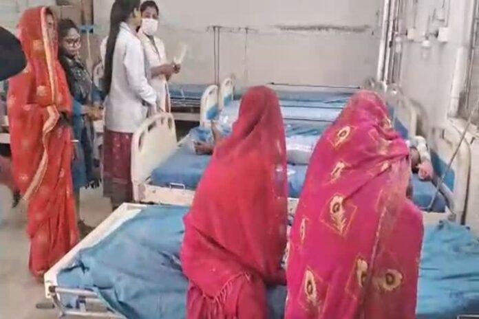 Saharsa Food Poisoning: सहरसा में पूजा के प्रसाद के बाद बिगड़ी 100 से अधिक लोगों की तबीयत, मेडिकल टीम ने संभाला मोर्चा Saharsa Food Poisoning: सहरसा में पूजा के प्रसाद के बाद बिगड़ी 100 से अधिक लोगों की तबीयत, मेडिकल टीम ने संभाला मोर्चा