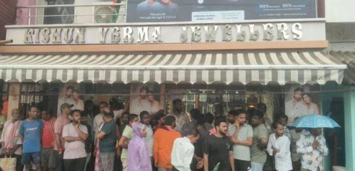 2347 Jewellers Shop Loot: पाकुड़ में Jewellers Shop में दिनदहाड़े लूट, नकाबपोश बदमाशों ने की फायरिंग; 20 से 25 लाख के जेवर ले जाने का अनुमान