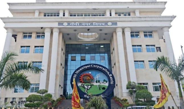 2388 Ranchi Municipal Corporation: रांची में 350 होर्डिंग और यूनिपोल पर Action, रात से गैस कटर और क्रेन से हटेंगे ढांचे