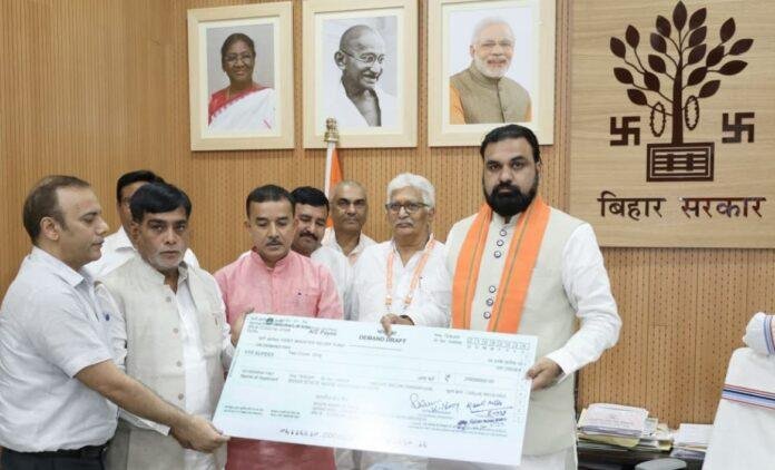 2472 Bihar Flood Relief: बाढ़ प्रभावितों की मदद के लिए 3 करोड़ रुपये, CM सम्राट चौधरी को सौंपा चेक
