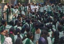 Koderma News: 3 हजार छात्रों के लिए सिर्फ 10 शिक्षक, सतगावां में पढ़ाई की मांग को लेकर सड़क पर उतरे विद्यार्थी